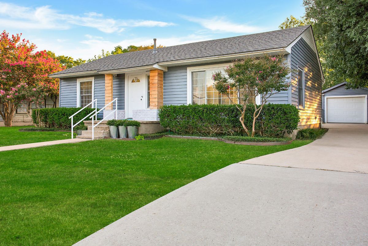 Blue Bungalow Traditional Dallas IA Locations Agency